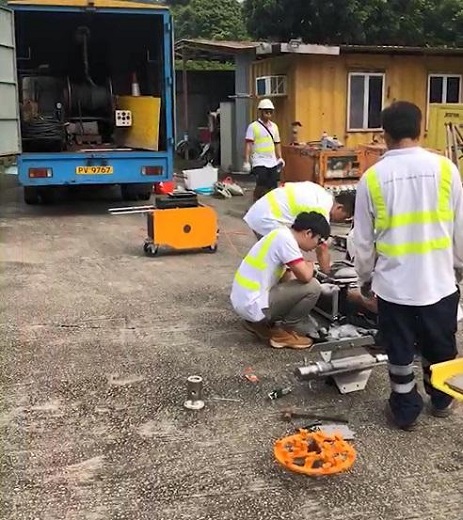 工作人員正在測調噴頭 工作人員正在測調噴頭